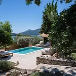 Вилла Islets Seafront Boutique *